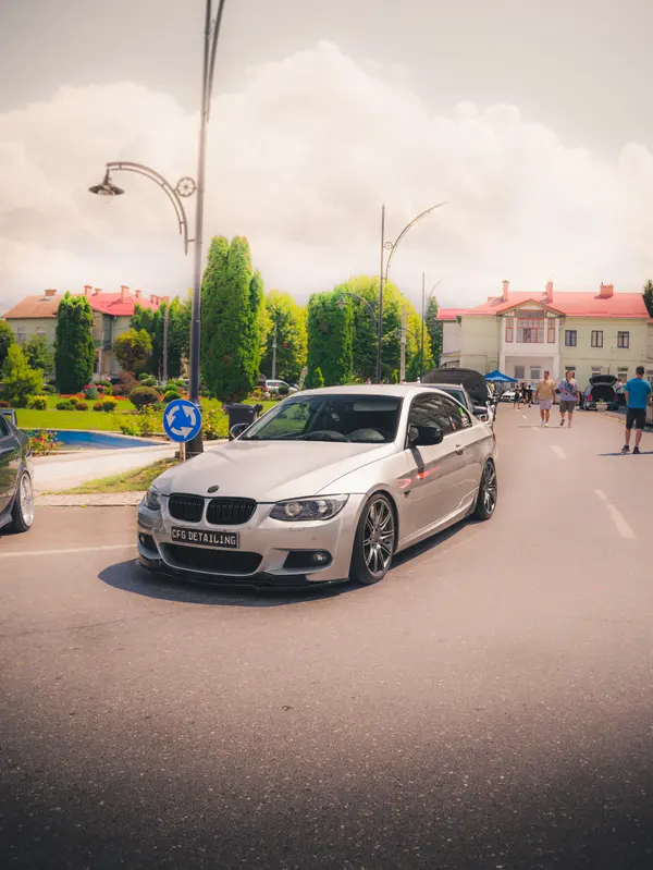 BMW Seria 3 alb, fotografie auto editată