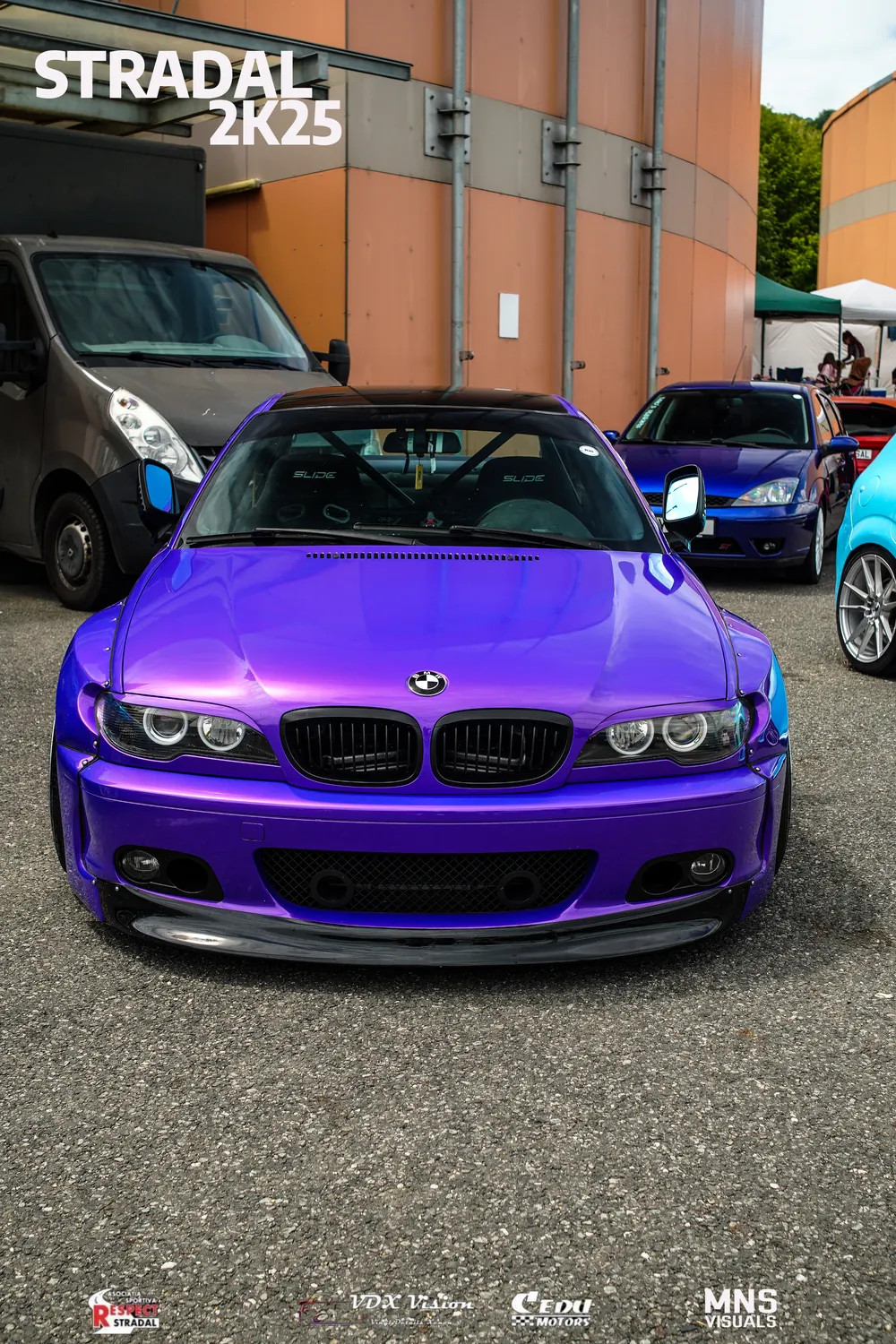 Afiș Stradal 2025 cu un BMW violet