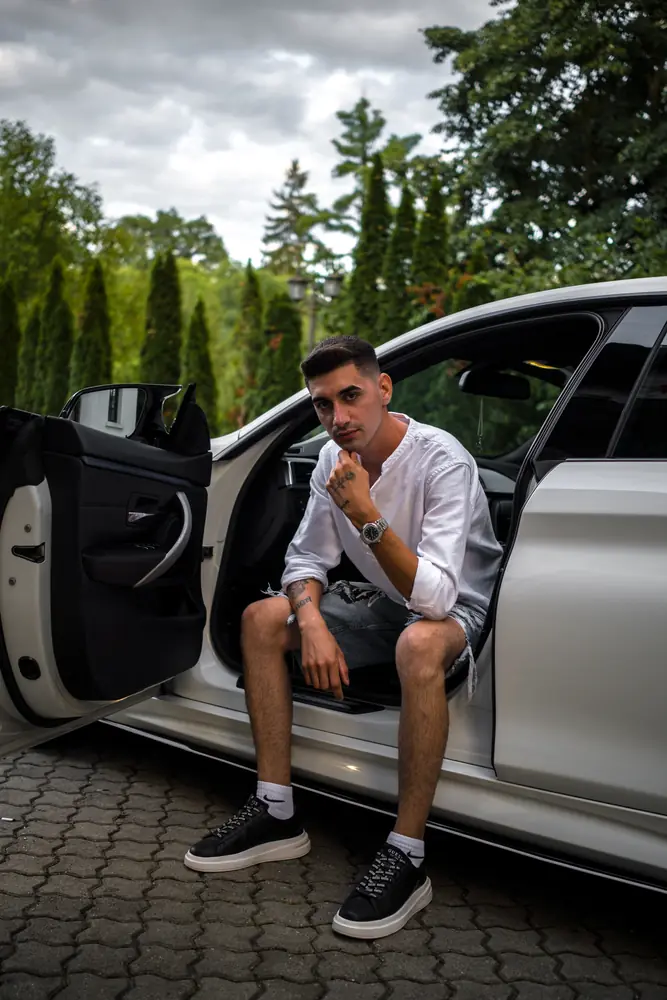 Portret lifestyle într-o mașină albă
